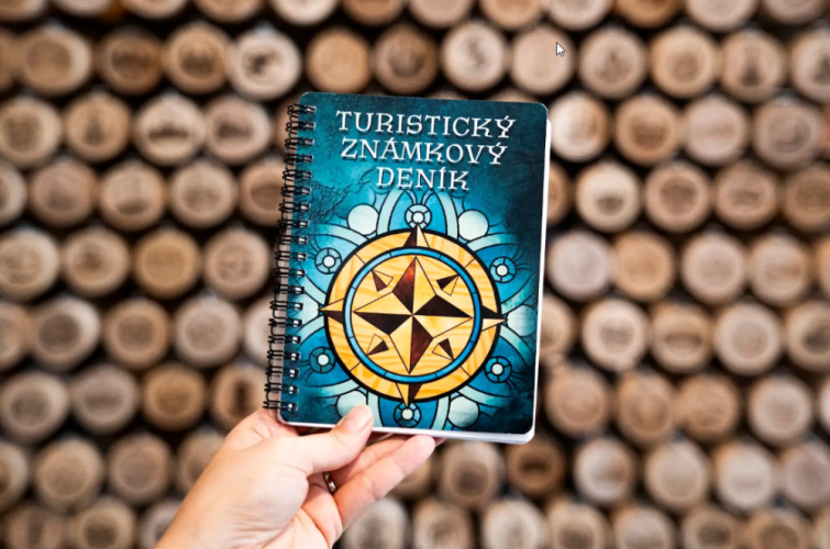 Deníček na Turistické známky - Logo vitráž