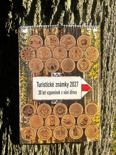 Kalendář "Turistické známky 2027 - 30 let vzpomínek s vůní dřeva"